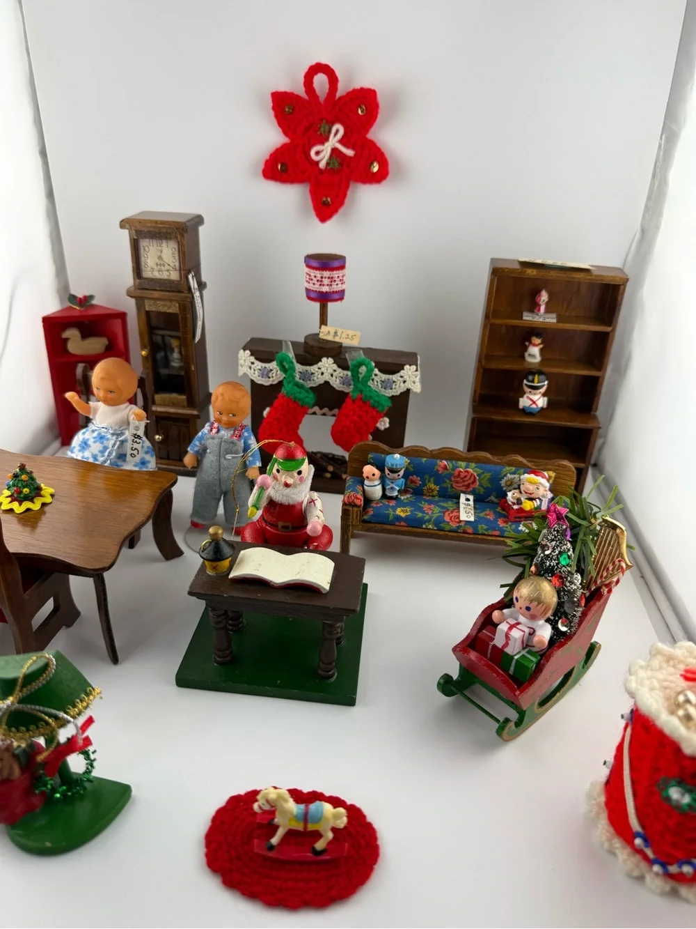 Vintage-style miniature dollhouse furniture and Christmas decorations Scale 1:12